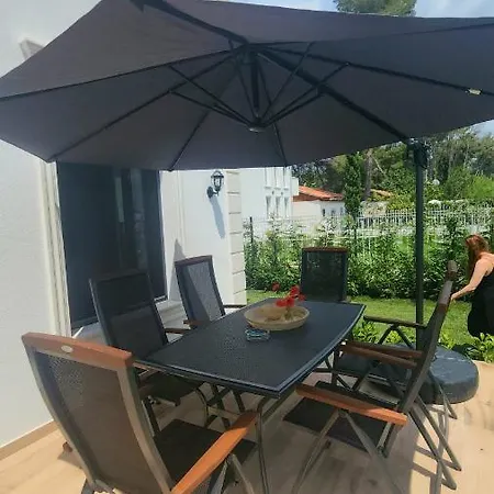 Pinetrees House With Swimming Pool