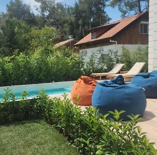 Pinetrees House With Swimming Pool ゴーレム