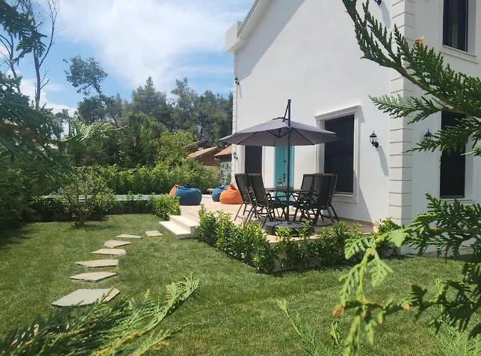 別荘 Pinetrees House With Swimming Pool