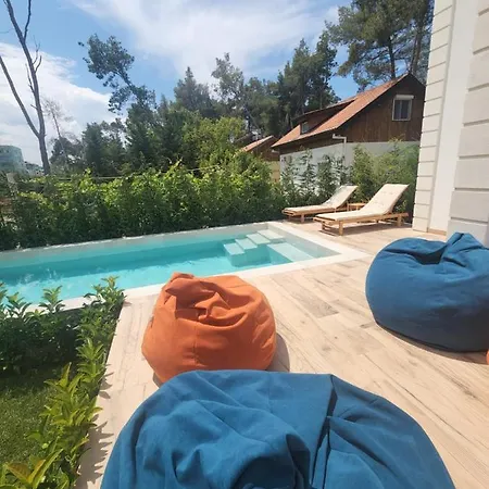 Pinetrees House With Swimming Pool *